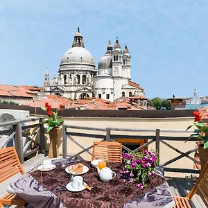 Apartment Dorsoduro Charme By Wonderful Italy